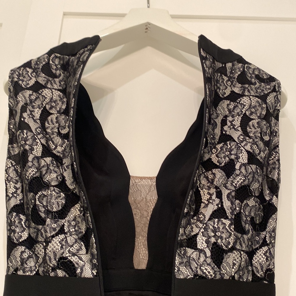 Beautiful dress! Gently worn ones. Dress has pockets. - Picture 9 of 11